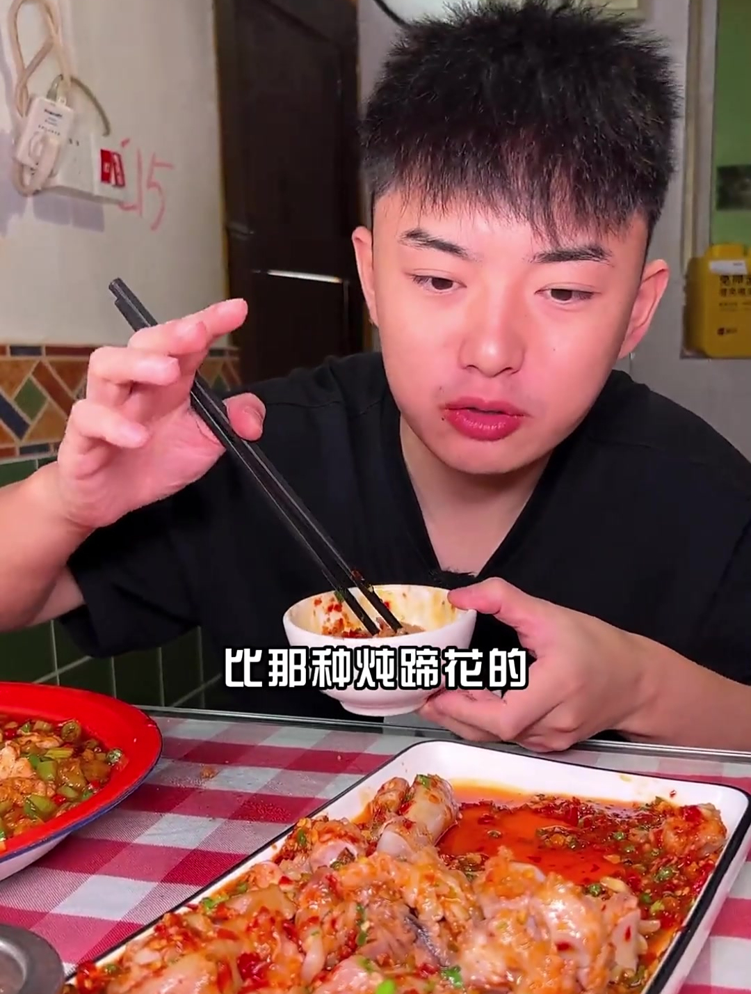 体验超大蒸笼和快火爆炒的快乐，还是一份超入味的爆辣猪蹄！