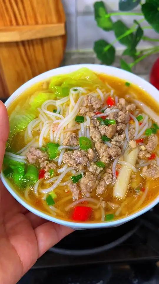 孩子的早餐就像我这样煮一锅海鲜菇瘦肉汤粉吧,味道真的很不错,做法简单又好吃