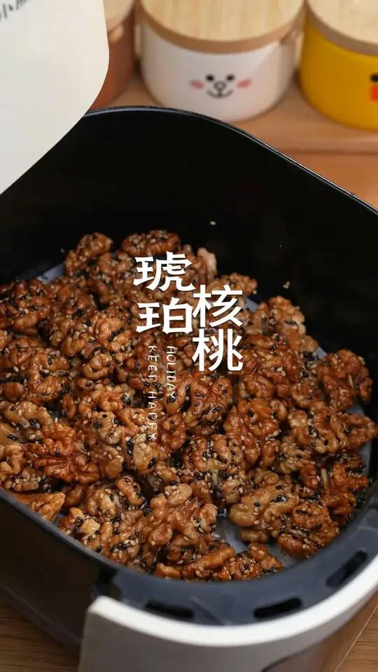 把核桃烤一烤就是巨好吃的琥珀核桃仁零食,学会了过年安排起来吧