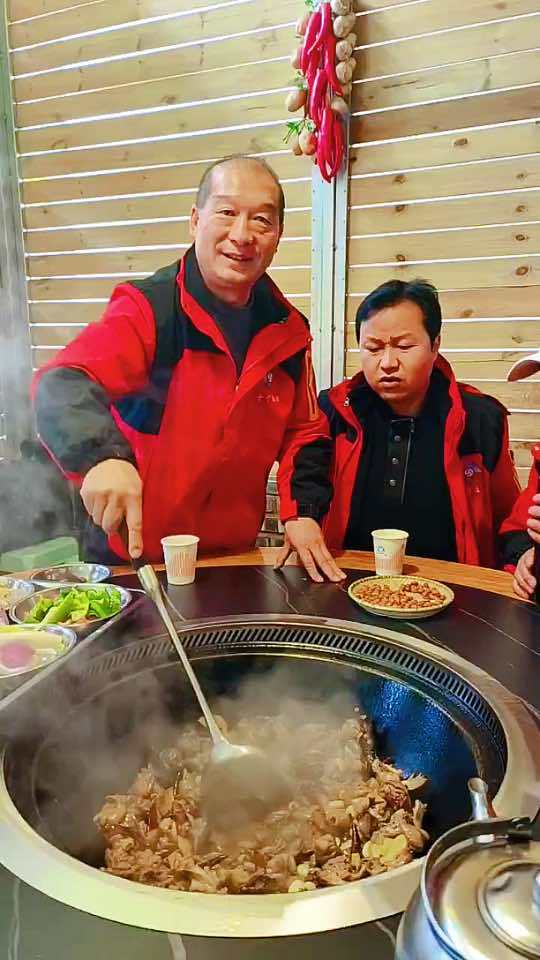 地锅鸡大灶台柴火灶