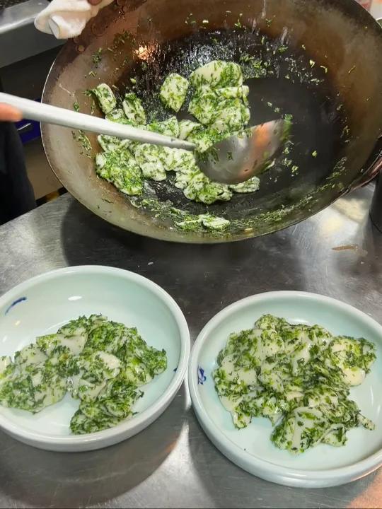 对春天的江浙沪人民来说:仙品…… 只有浙江人才能get到这碗炒年糕的份量……春天就是要吃荠