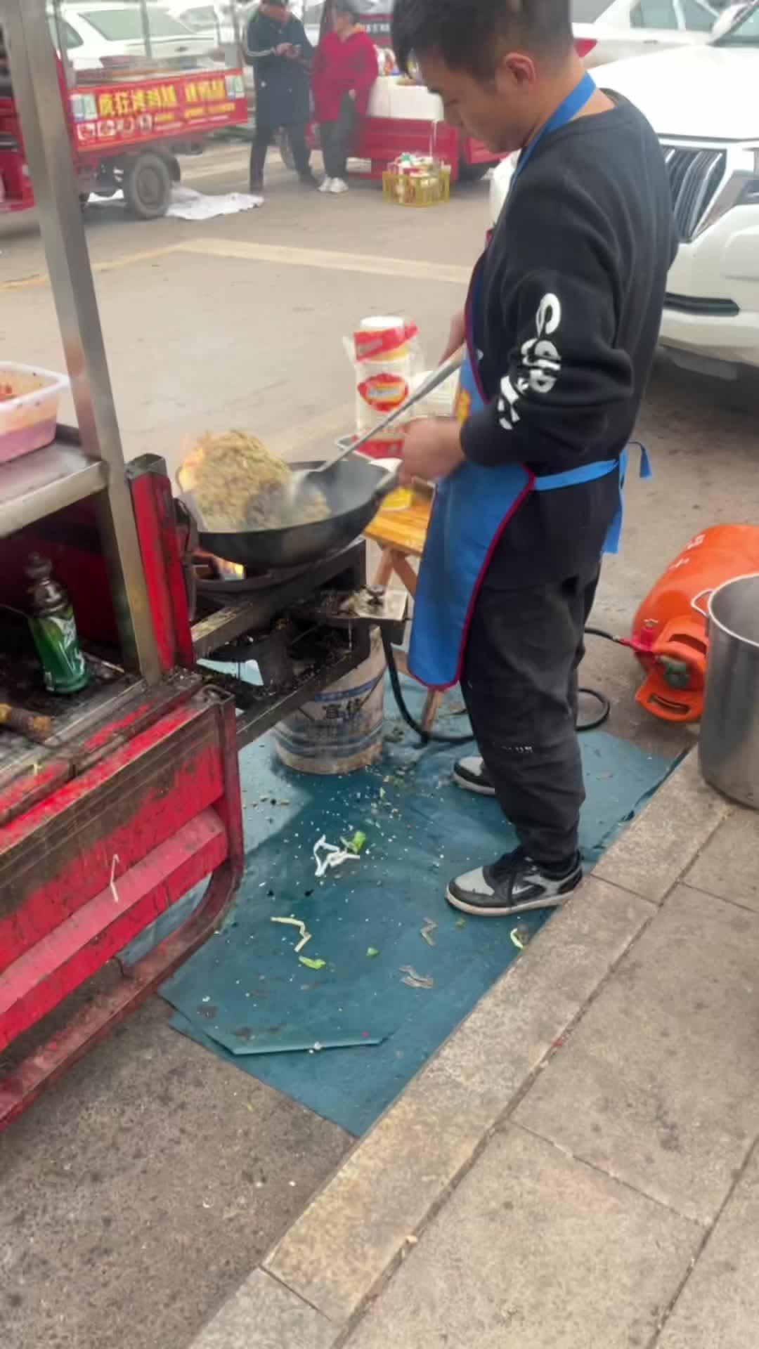 没有上班只能吃路边摊了,不过味道还可以 冬日的人间烟火都在路边摊 记录工厂里上班日常生活 