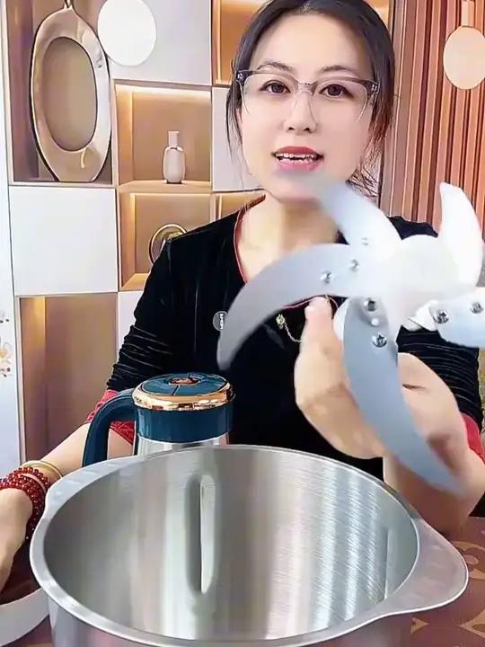 绞肉机，这款新飞绞肉机五升大容量绞肉绞菜和面都可以，易操作，易清洗