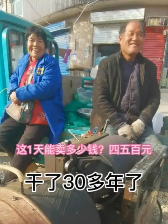 位农民大哥机邻蹦爆米花,自动机器和手工区别大,收益差一半,看看那个更好
