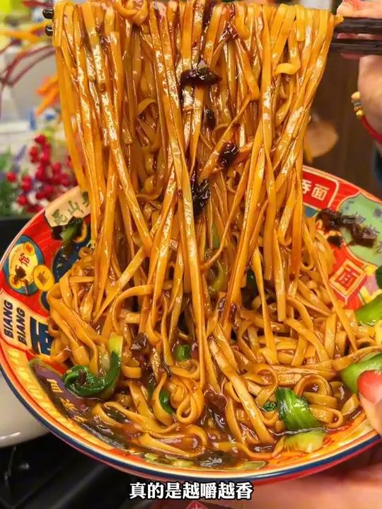 葱油拌面很多人都喜欢吃,但是拌面酱都不知道怎么做,所以我家常备海天的葱油拌面酱,里面还加了