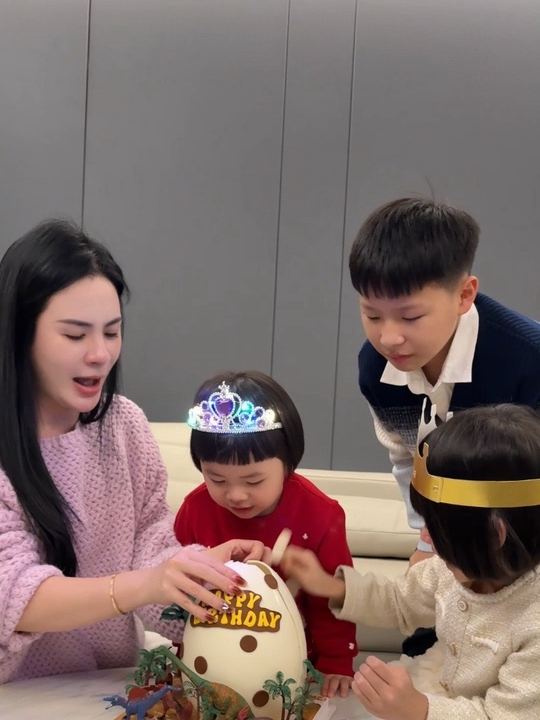 心心念念的恐龙蛋糕，好开心