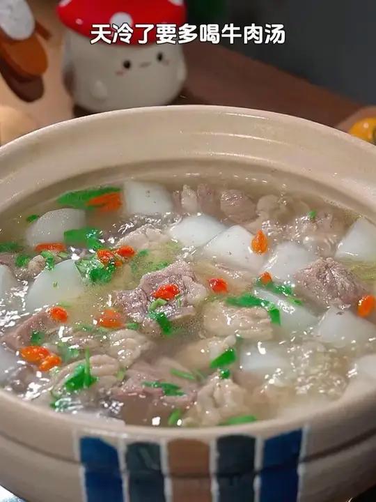 马上立冬了,这个时候多喝牛肉汤,冬天秋裤都不用穿,所以我每周都会炖两次牛肉汤给家人喝,汤鲜