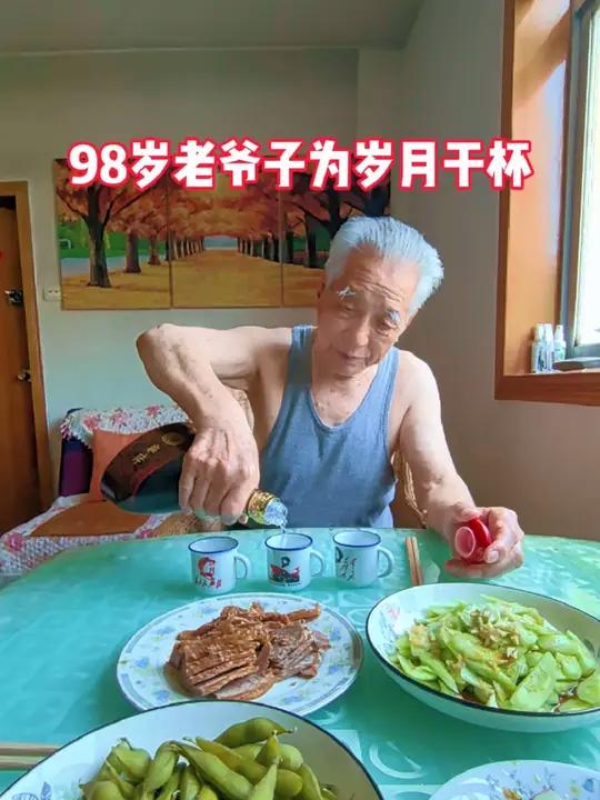 「98岁老爷子为岁月干杯」人生百态皆过客,唯余岁月悠悠情,笑看风云变幻中,淡然处之享安宁。