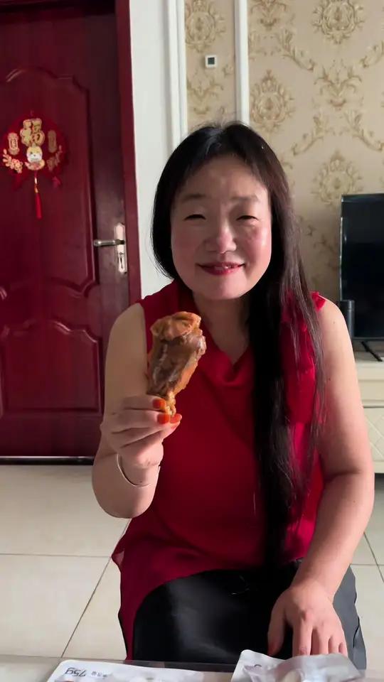 好吃的去皮大鸡腿,优质的蛋白质,家里一直都会囤一点,出去玩或者有时候没做饭都可以吃,很方便