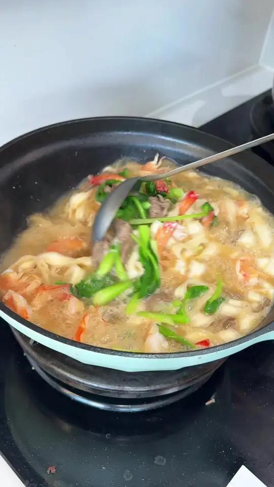 天气热煮上一煮鲜虾牛肉刀削面，汤底鲜美，面条劲道