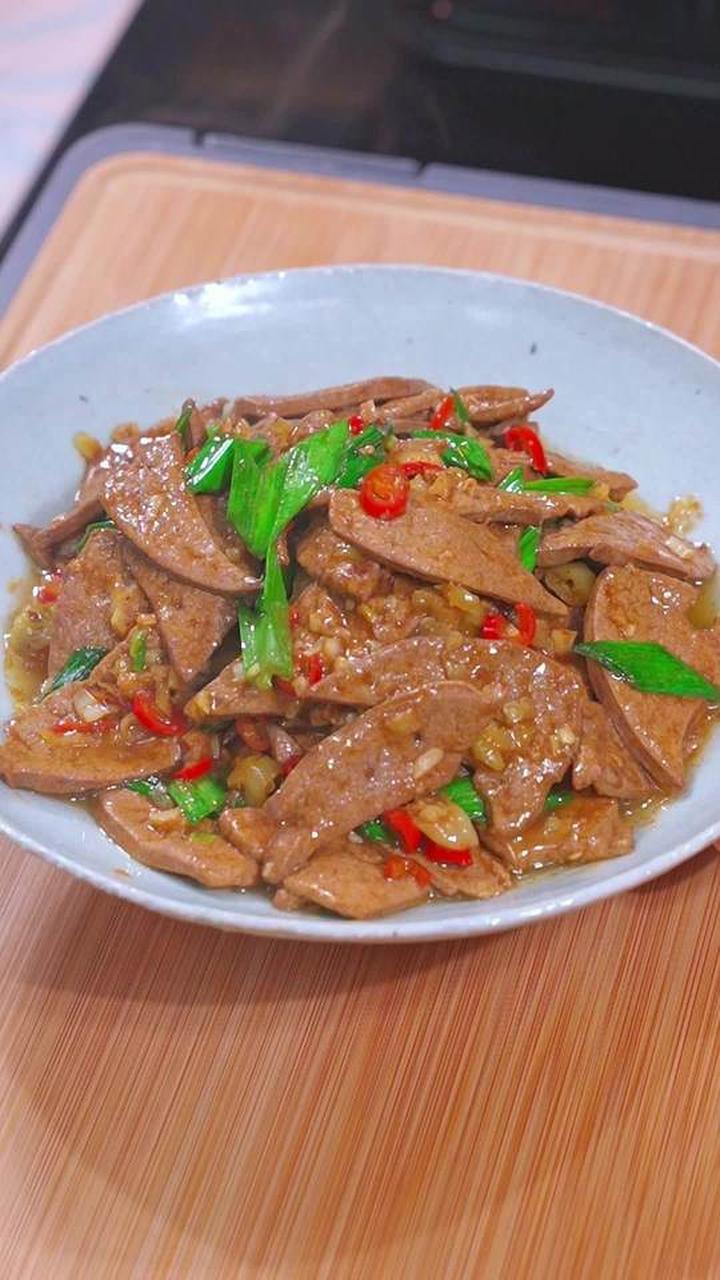 最近迷上了一道菜——爆炒猪肝！它不仅口感嫩滑，而且色泽诱人