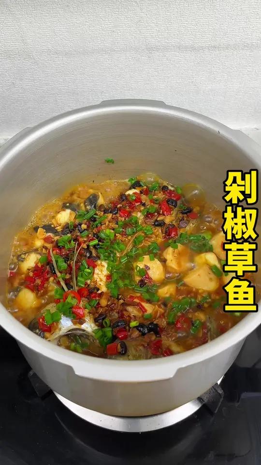 以后不知道吃什么了，你就像我这样来一锅剁椒草鱼，鱼肉鲜嫩入味，香辣过瘾#美食 #剁椒鱼头 