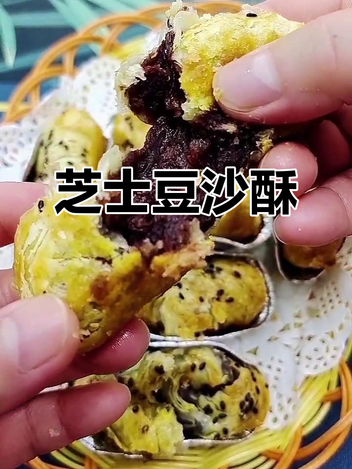 用蛋塔皮包裹豆沙与芝士,外脆内软,超诱人!