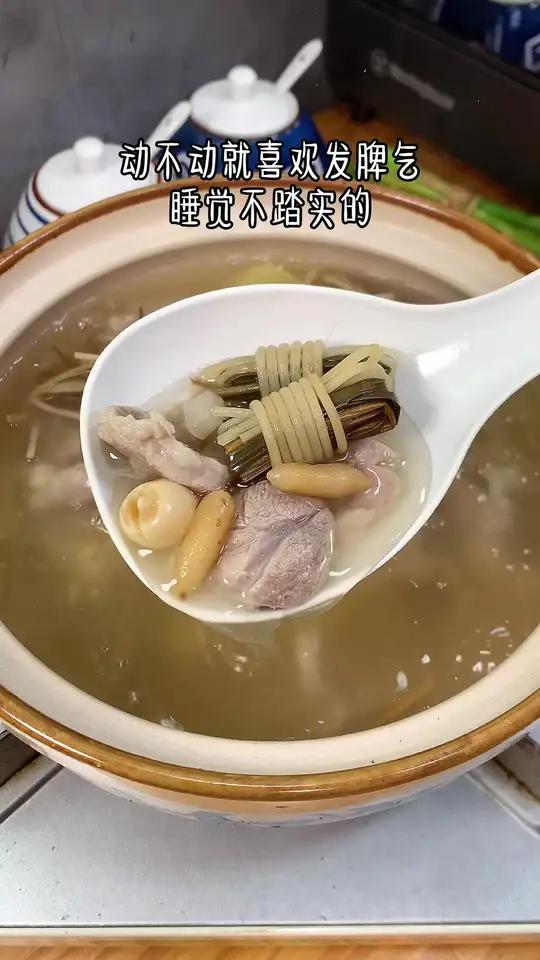 宝宝内热 心火盛,爱发脾气,睡觉不踏实的,这个灯芯草麦冬瘦肉汤要多煮来喝。广东靓汤