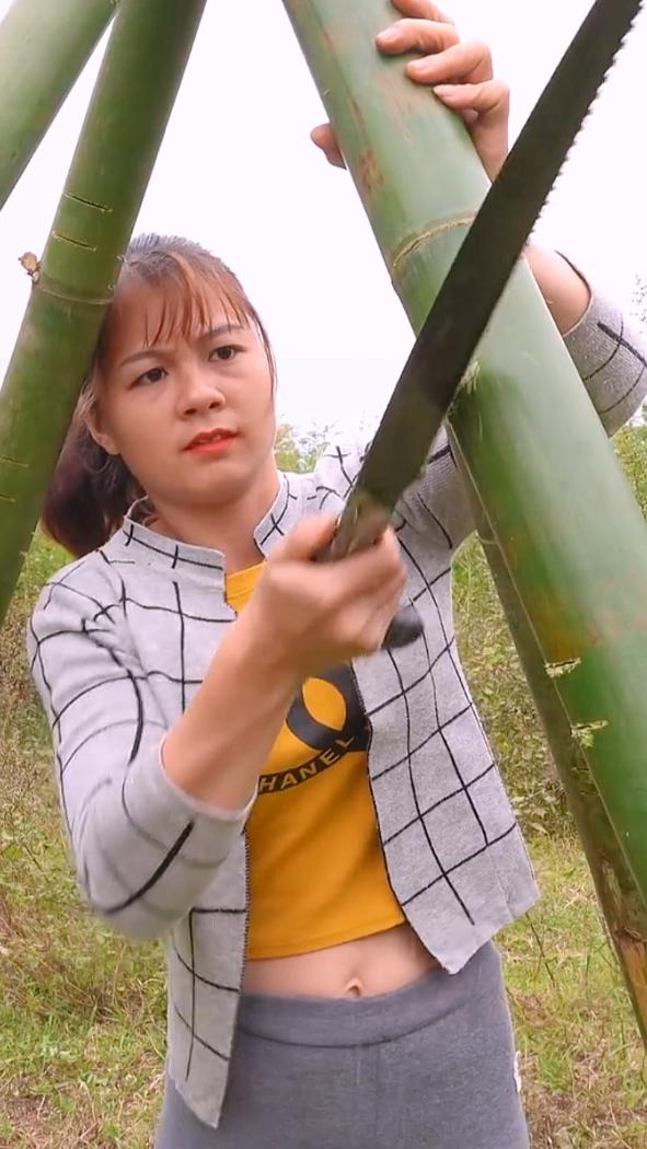 梦玲搭建漂亮的小房子并烤鱼