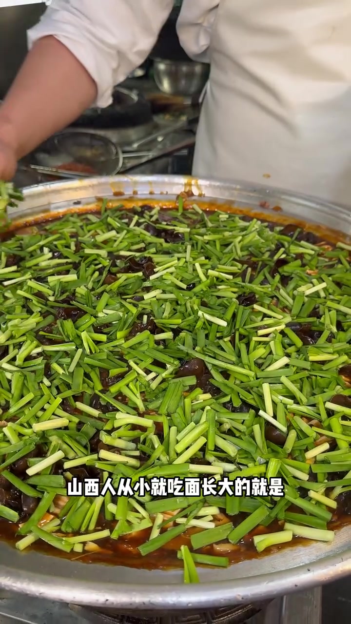 山西太原小伙卖老式打卤面,一筷面配一勺卤,超好吃