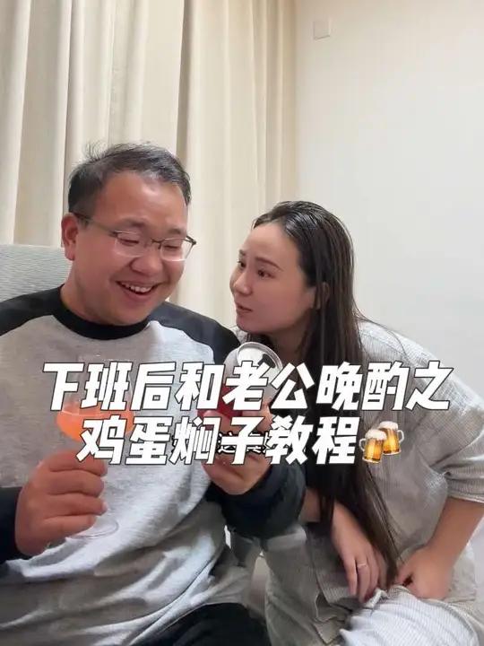 今天晚上是一期有求必应的下酒菜鸡蛋焖子教程 可以放一些虾仁,牛肉都可以,非常下酒希望朋友们