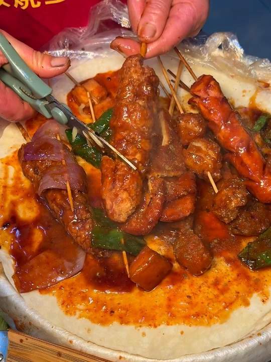 夜宵和好朋友一起吃个炸串卷馍～