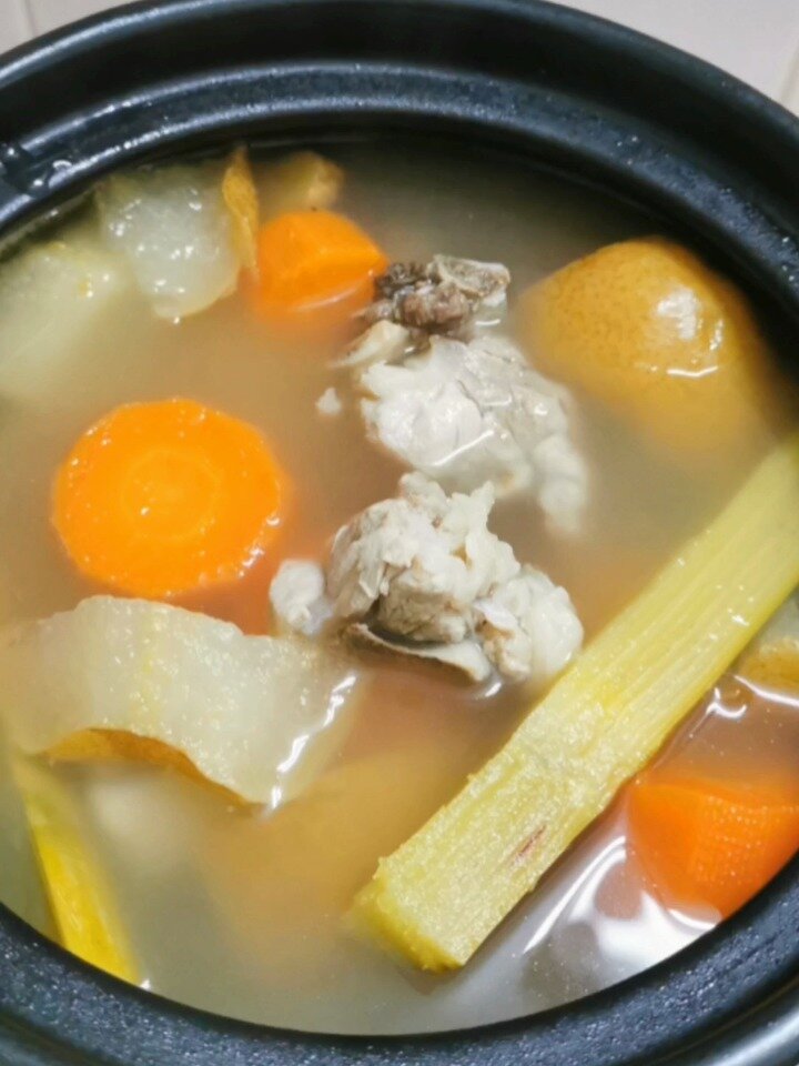 适合全家人喝的滋阴润肺雪梨甘蔗龙骨汤