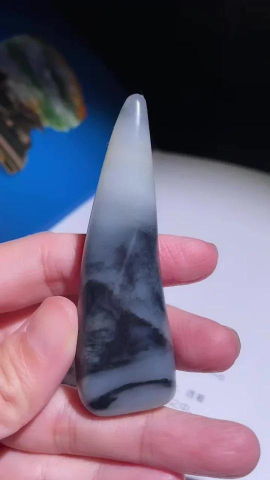 青花籽料山海雕成龙牙稀有意境 你问我山在哪?天然花纹似龙鳞纹也似山峦 山居牙背,53白肉为