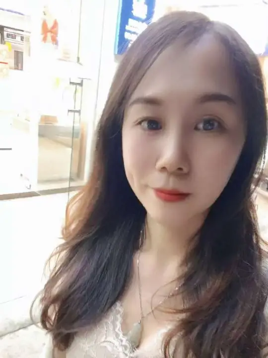 今晚是庆祝生日的，把蛋糕送上