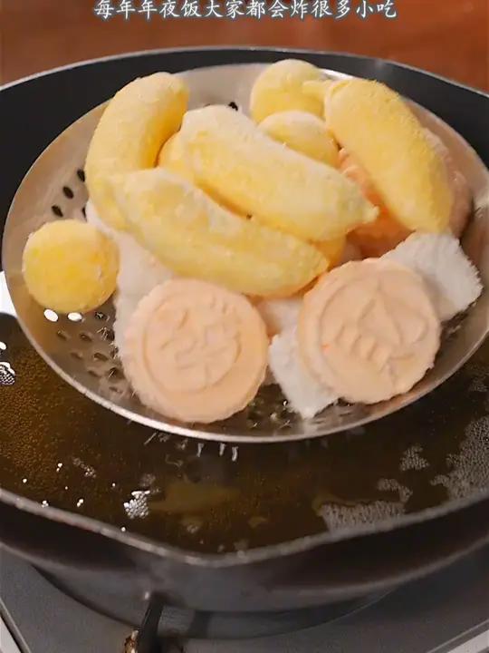 今天给大家推荐一款年夜饭油炸小吃套餐,炸椰奶,炸南瓜饼,炸香蕉,炸芝麻球,炸香芋地瓜丸,一