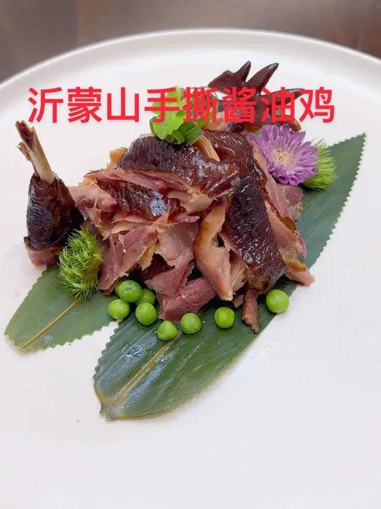 材选用沂蒙山579溜达小公鸡精心制作而成,酱香浓郁鸡肉丝丝入味