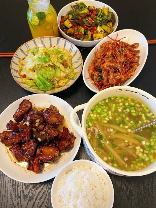 今天的饭菜：红烧排骨、包心菜、冰镇青柠汁、皮蛋拌黄瓜、油爆河虾、榨菜肉丝汤