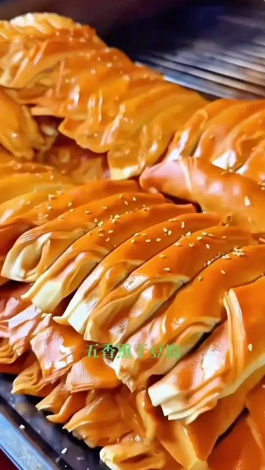 锦州五香干豆腐卷 先卤后熏特别入味!豆腐很鲜嫩浸着汤汁老香了,追剧下酒当零食好吃没负担!