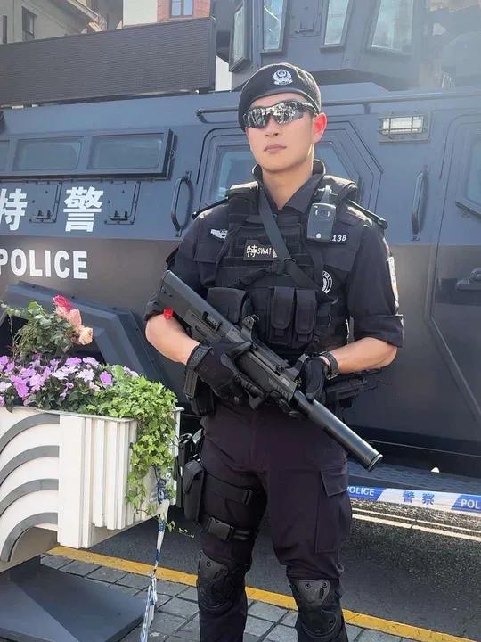 特警帅哥持枪肃立,紧绷的手臂肌肉线条,藏着日复一日的汗水与坚持!