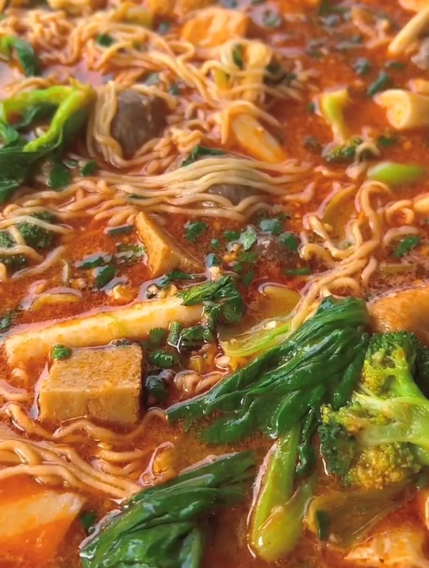 朵朵今天做的麻辣烫，简单好做又好吃，真的太香了