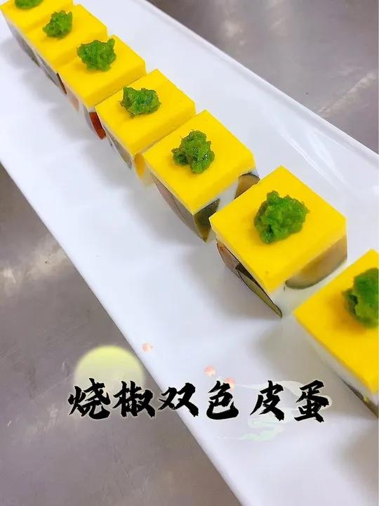 烧椒双色皮蛋 烧椒皮蛋 今天分享一款经典老菜双色烧椒皮蛋,操作简单,鲜嫩Q弹 美食教程 冷