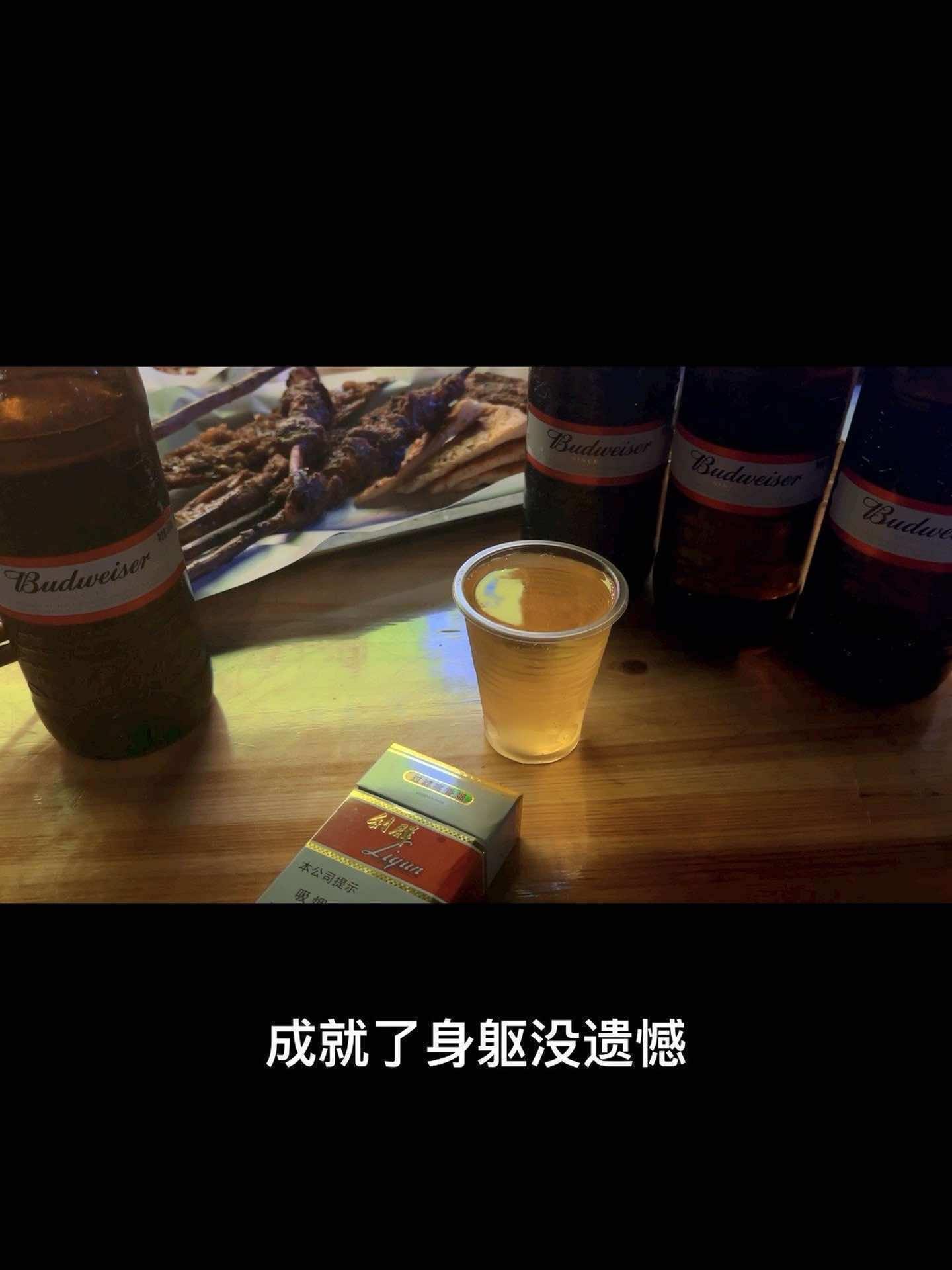 我们这代人啊,点过煤油灯,看过露天电影,看过黑白电视,看过连环画,骑过二八杠。拿着玉米杆当