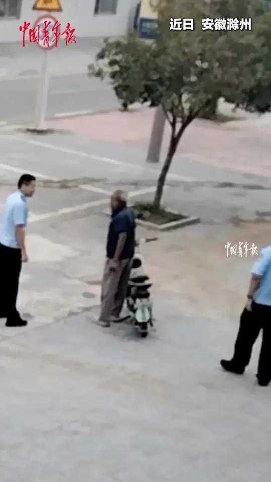 急农户之所急!派出所敞开大门,让农户放心晒粮。(视频来源:)