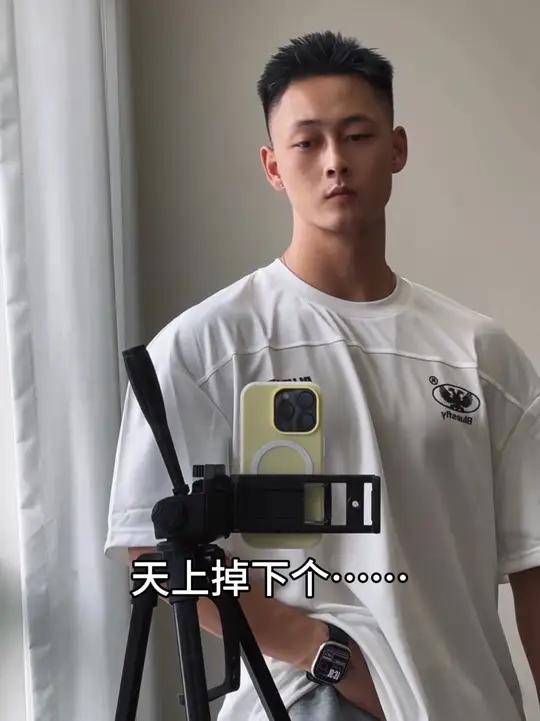  有腹肌的肌肉男