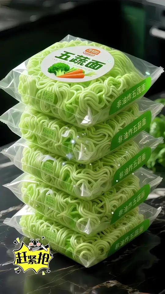 五蔬方便面｜营养与美味的邂逅 宝子们，今天来给大家分享五蔬方便面。打开包装，就能看到绿色的