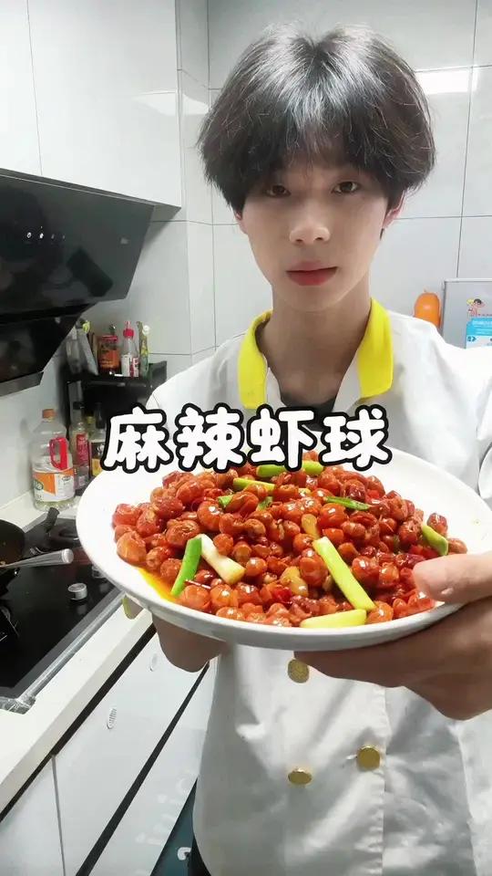 “麻辣虾球の江湖规矩:壳可以不要,但汁必须嘬干净!”