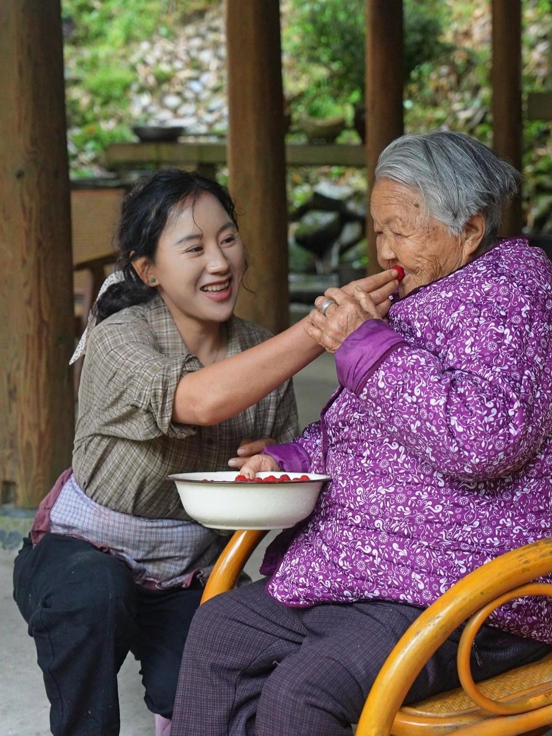 又到了捡田螺的季节,想着做一个沈氏风格的螺蛳粉给奶奶尝尝,还有一个特色菜,你们也可以试一试