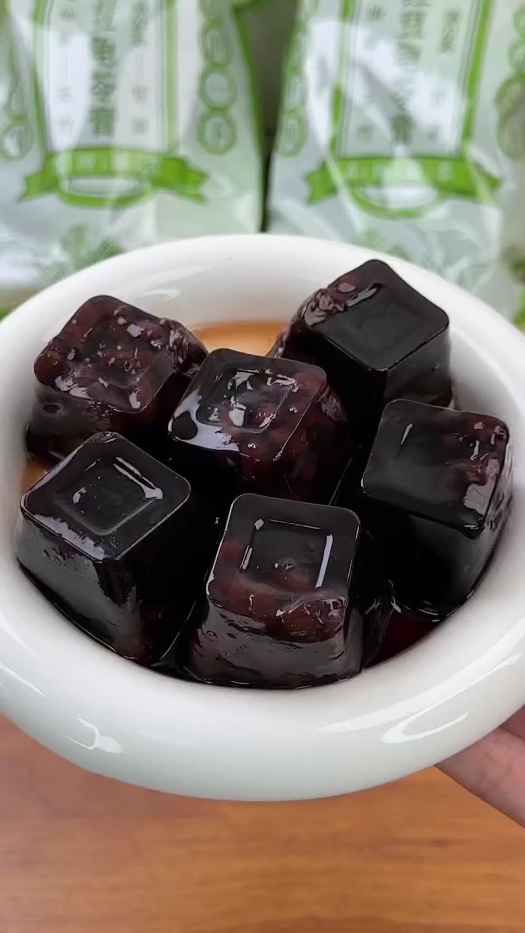 徐福记红豆龟苓膏味道绝了,每一个龟苓膏都是满满的红豆,入口都是红豆的香味 美味可口 超好吃