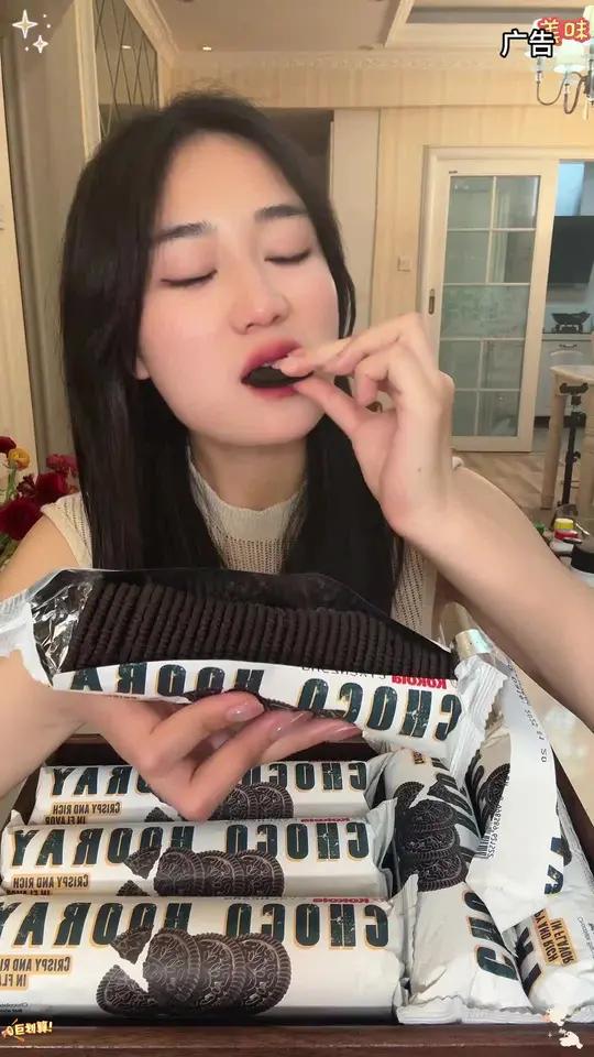 终于不用自己扣掉夹心了,一整包全是巧克力饼干片,吃起来超过瘾,泡牛奶好吃绝了!