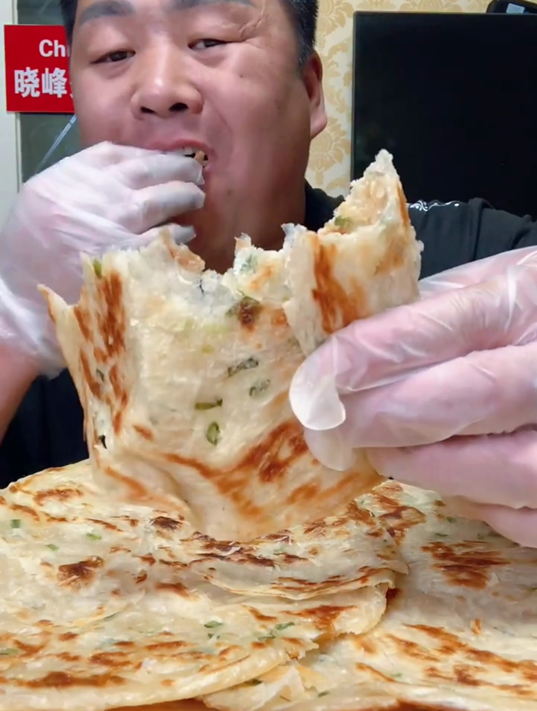 今天给大家吃老上海葱油饼，老好吃了