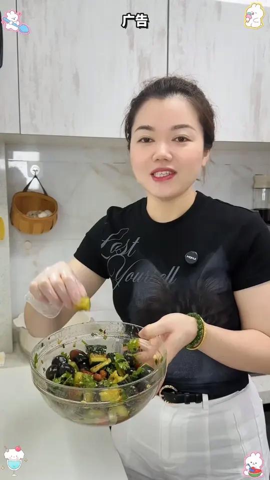 黄瓜和小皮蛋的搭配堪称完美,夏天的餐桌上来上一盘清脆爽口真的特别好吃!凉拌菜 小皮蛋 太好