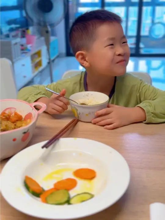 在家吃饭简简单单两个菜吃得也开心 今天吃什么 记录真实生活 我的生活日记 简简单单又一餐