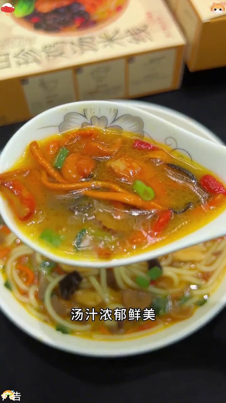 不能吃辣又馋米线的姐妹,快试试这个 山珍鸡汤米线,米线爽滑汤底浓郁,这一碗好过瘾 米线