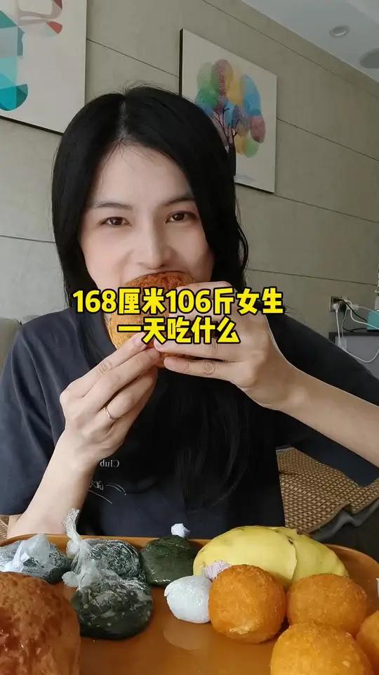 下午好姐妹们,今天吃上港式菠萝包,黑芝麻热干面,黑芝麻饼还有开心果爆浆巧克力 吃货日常 面