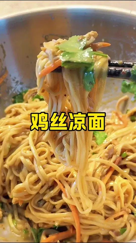自律爸爸每天早上给家人做早餐 夏天没胃口的时候,就做这个麻酱拌面,简单省事还好吃!