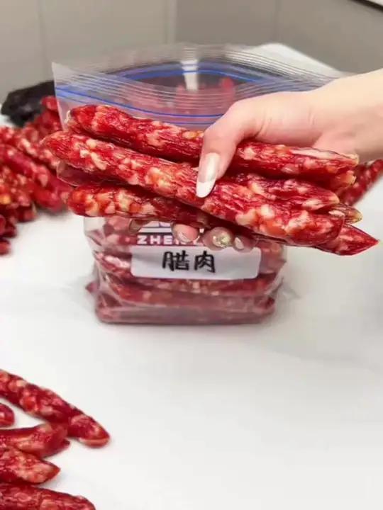 过年吃不完的香肠腊肉,蔬菜水果,就用这个密封袋装起来,放在冰箱保存,不怕串味,还能保鲜