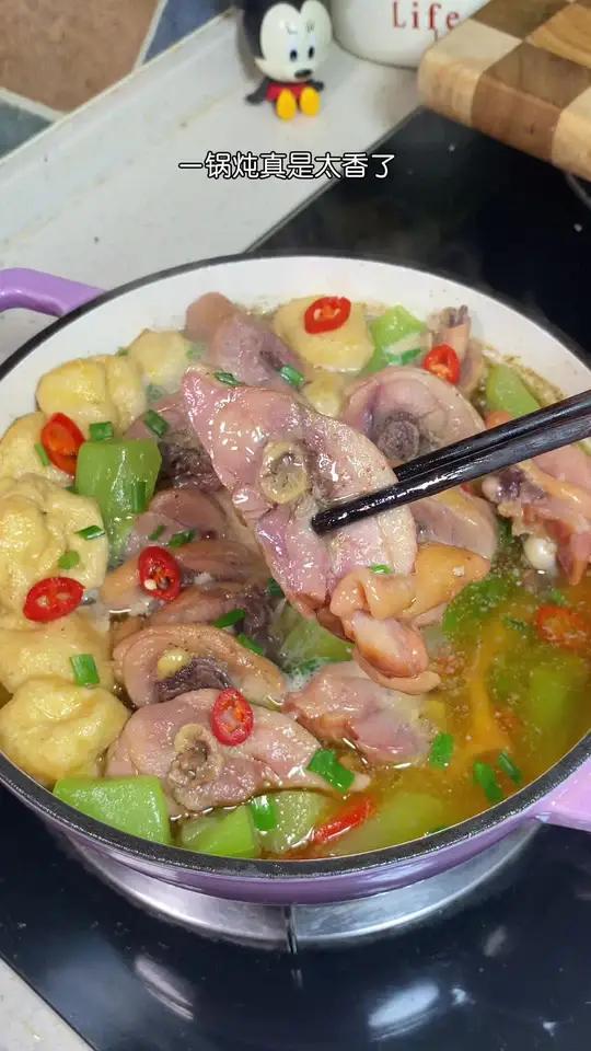 冬天餐桌上不可少的腊鸡腿,真是太香了,嫩而不柴 冬天餐桌上必备的腊鸡腿一锅炖,真是太香了,