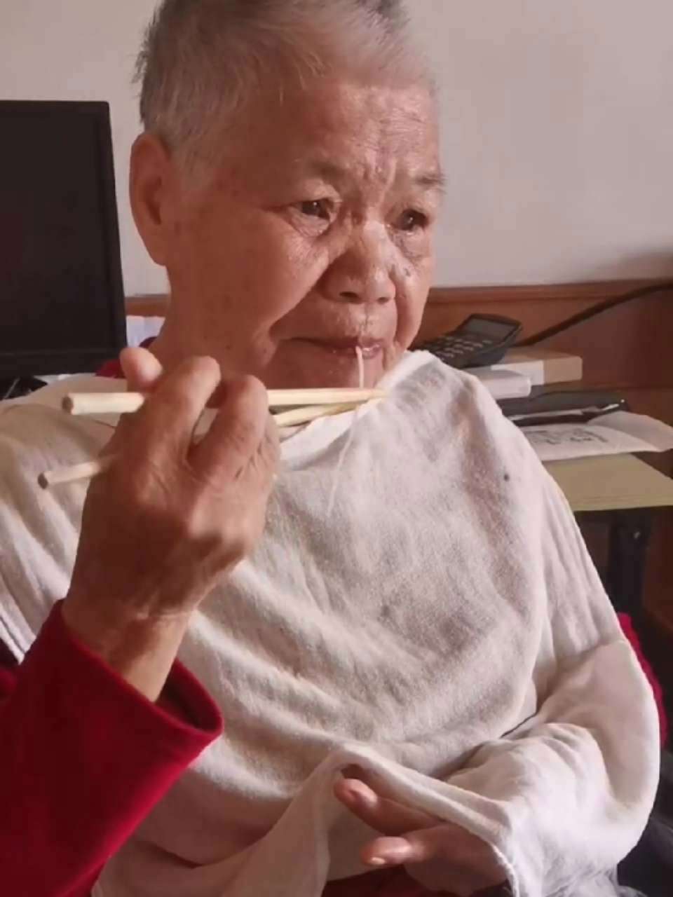 海鲜面一点也不好吃不要吃,还是清汤寡水荠菜面好吃,一点点苦味 海鲜面一点也不好吃不要吃,还