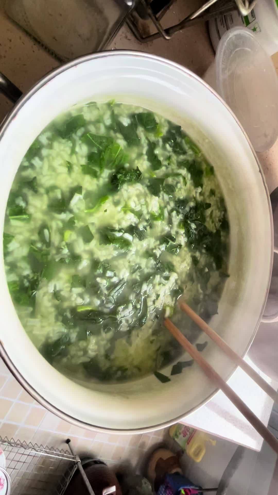 冬汉菜(又称冬寒菜)是一种常见的绿叶蔬菜,富含营养,适合用来煮粥或汤。关于将冬汉菜煮得过久